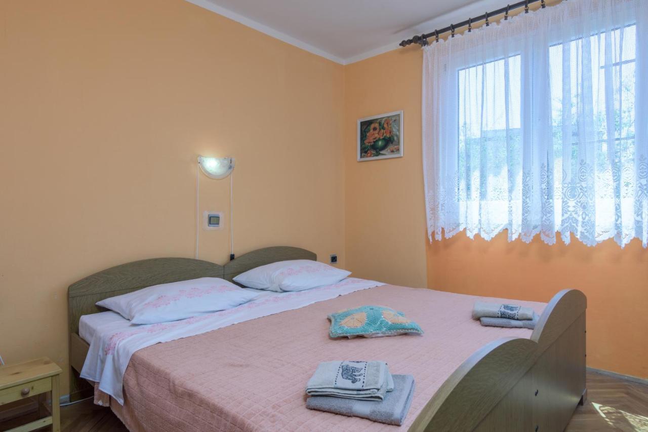Apartments With A Parking Space Pula - 16053 Exterior foto